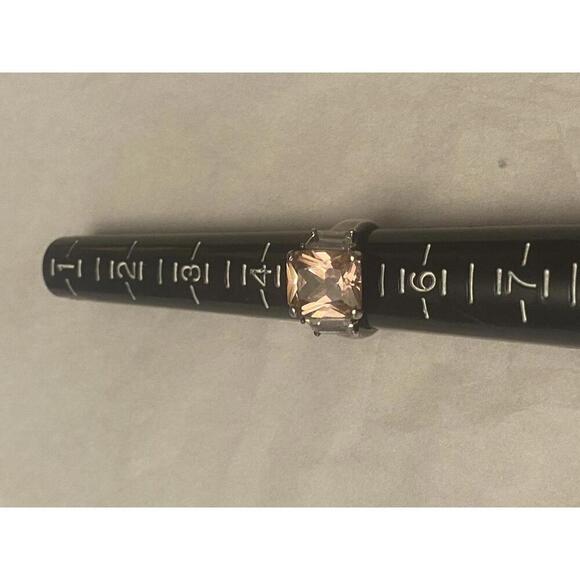 Elegant Silver Ring with Pink Stone - Picture 3 of 6